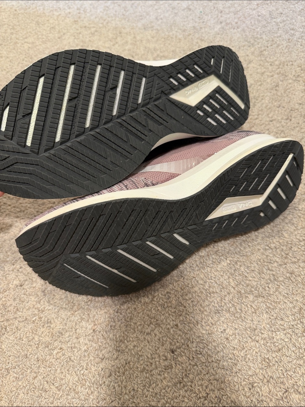 Brooks levitate 4 size 8 - Picture 3 of 3